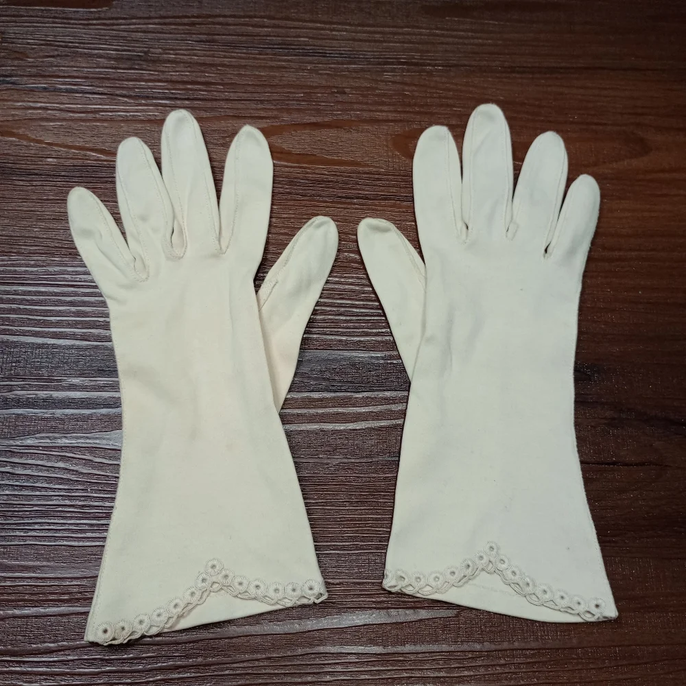 Vintage cottagecore regal embroidered gloves